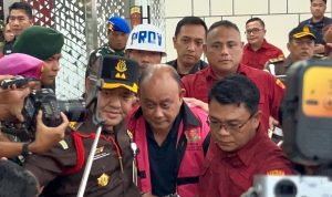 Kejaksaan Agung (Kejagung) menahan eks Kepala BGN Dadan Hindayana. Bersamanya, Kejagung juga menahan dua eks Wakil Kepala BGN Lodewyk Pusung dan Sony Sonjaya.